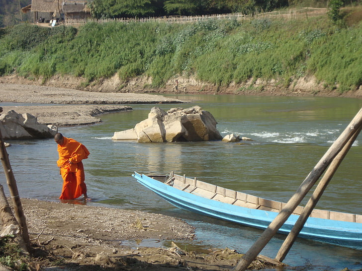 Boeddhistische monnik, Laos, rivier bading
