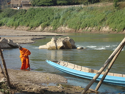 monje budista, Laos, bading río