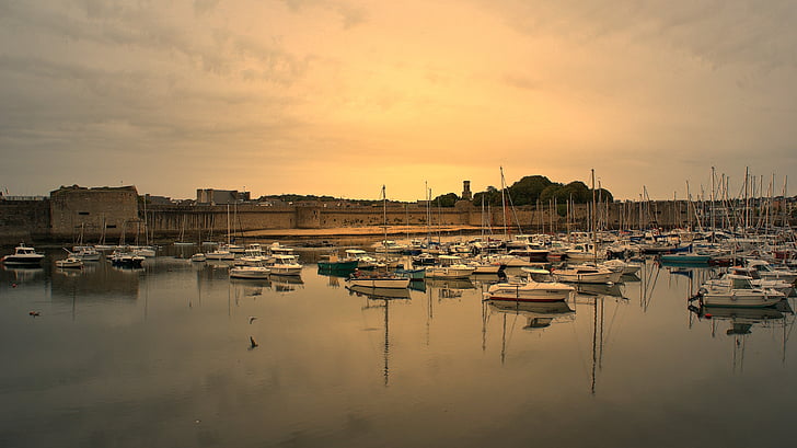 Brittany, Finistère, Concarneau, Rampart, barca, città murata, tramonto