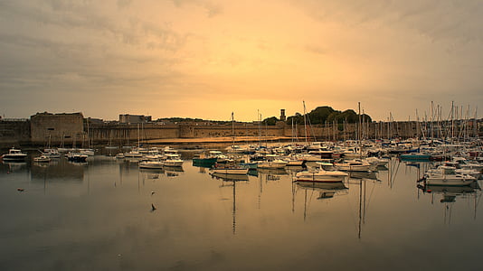 Bretagne-i, Finistère, Concarneau, bástya, csónak, fallal körülvett város, naplemente