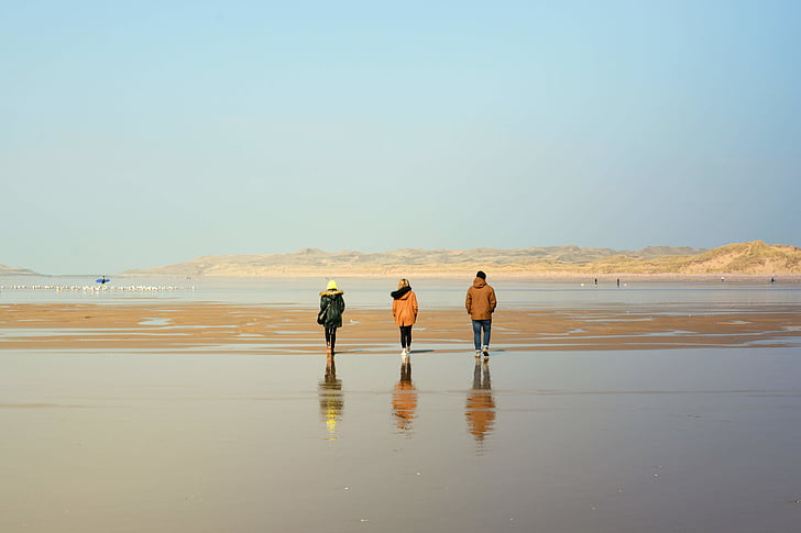 három, személy, viselése, kapucnis pulcsi, gyaloglás, nedves, homok