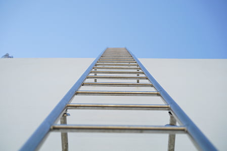 Leiter, die auf dem Dach, vertikale, Edelstahl