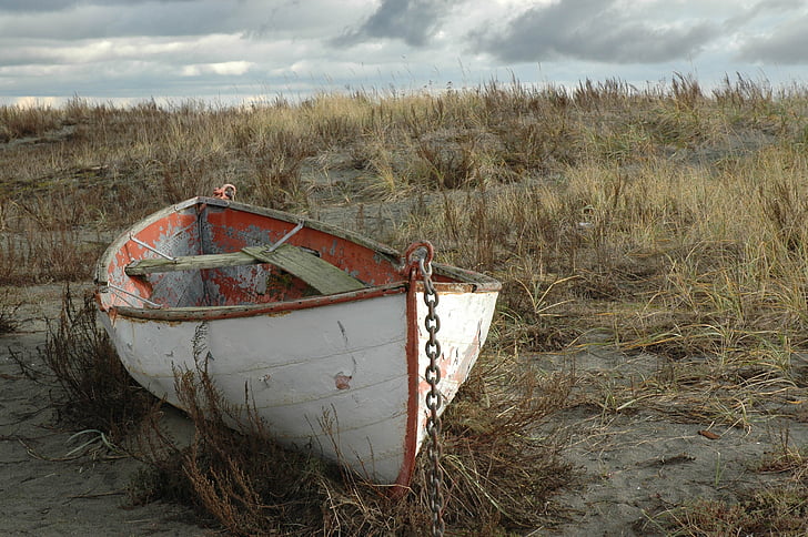 väderbitna roddbåt, överge båten, stranden, Fort worden state park, Sand