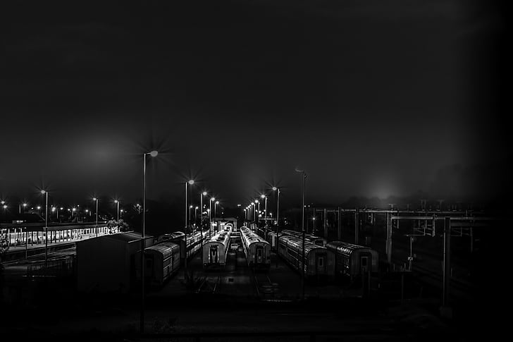 čierno-biele, tmavé, svetlá, železničná stanica, vlaky, dopravný systém, čierna a biela