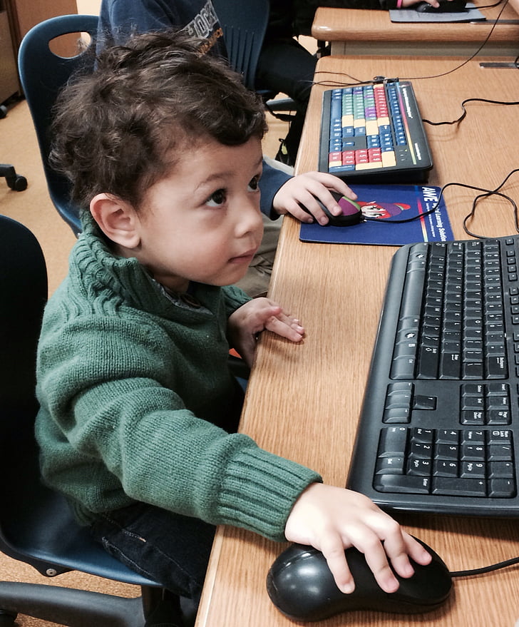 маленький хлопчик, трохи технар, Хлопчик з комп'ютера, Технологія, комп'ютери, викладання, дитина