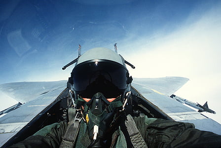 pilóta, Sugárhajtású vadászgép, Jet, vadászpilóta, pilótafülke, Helm, menet közben