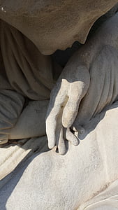 ręka, kamień, palec, a kois karmienia kaczek, Rzeźba, Kamienna dłoń, pocałunek