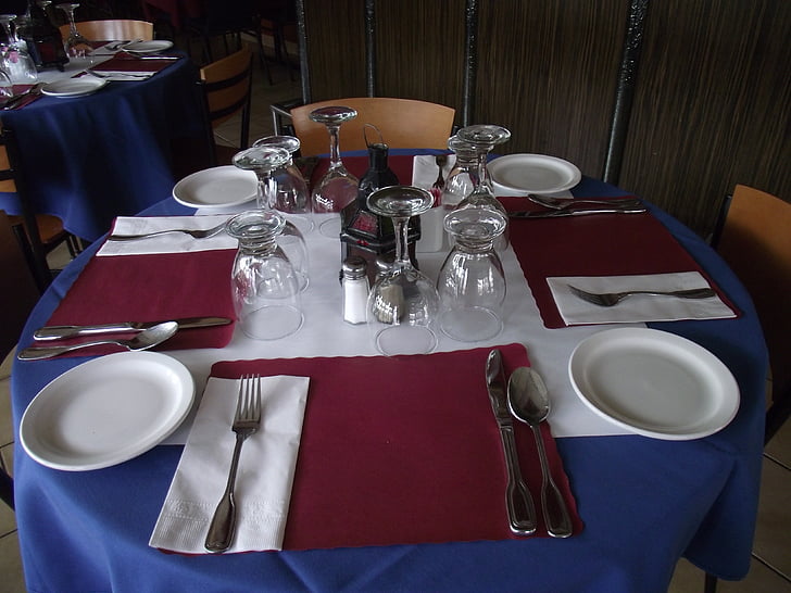 restorāna galda, pusdienu galda, tabulas iestatījums, tabula, salveti, sudrablietas, plate