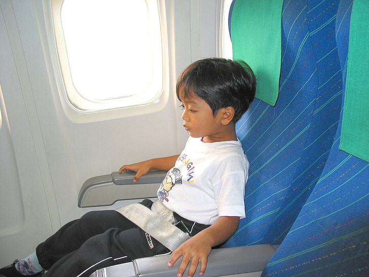 niño, chico, avión, asiento, cinturón de seguridad, vuelo, alegría