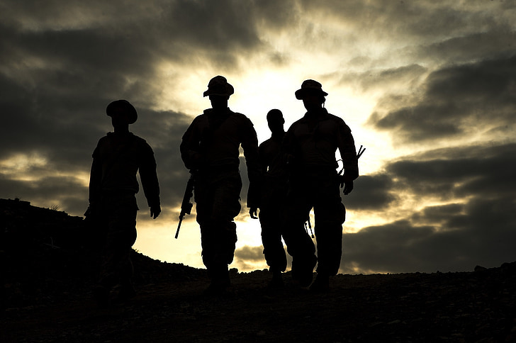 silhouettes, militaire, formation, perceuses, marche, soldats, coucher de soleil