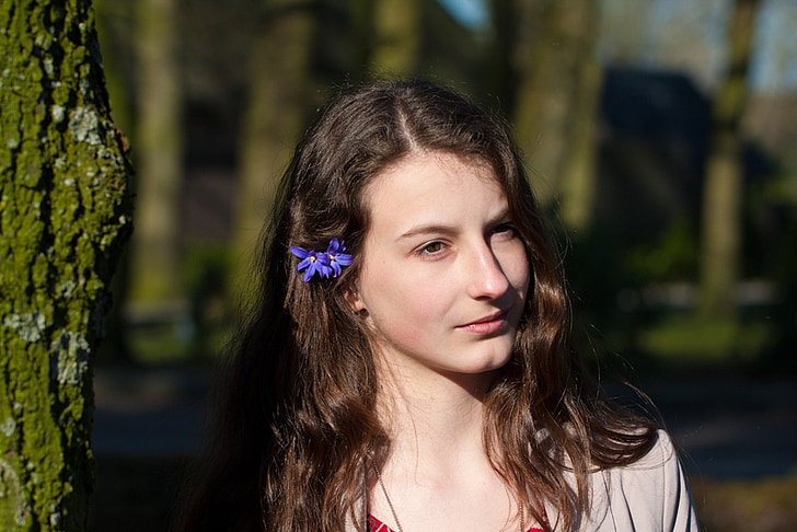 Дівчина, квітка в її, довге волосся, НД, дерева, Природа, сонячне світло