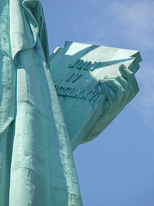 imagen de la estatua de la libertad de cerca, cerca de estatua de la libertad, inscripción libro, cerrar una mano Señora libertad, patriotismo, historia, libertad