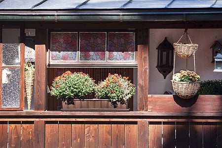 Blumenkästen, Balkon, Fensterbank, Balkon-Anlage, Blumen, Holzvertäfelung, Glas-Fenster