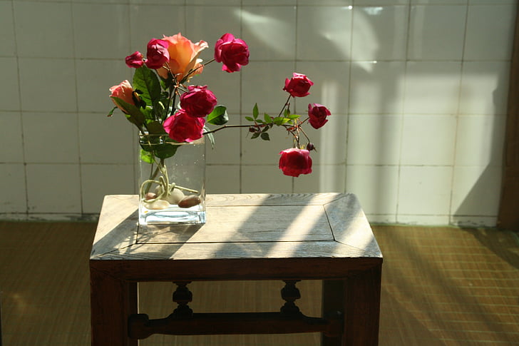 aranjament floral, flori roşii, flori