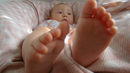 bebé, pies, niño, relajarse, pies descalzos, chica, dedos
