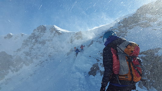 Gaishorn, alpinisme, montagnes de Tannheimer, Tyrol, faire du ski dans l’arrière-pays, hiver, alpiniste