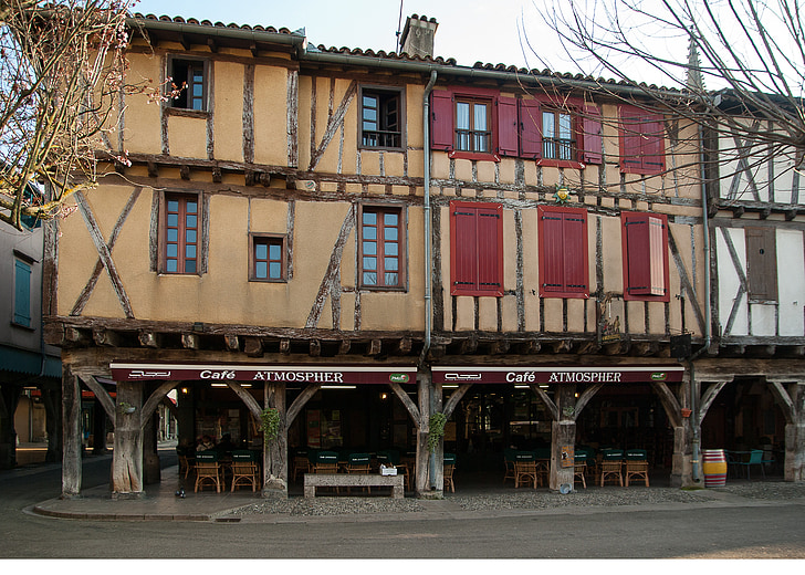 França, Mirepoix, poble medieval, arcades, façanes, encreuament cases