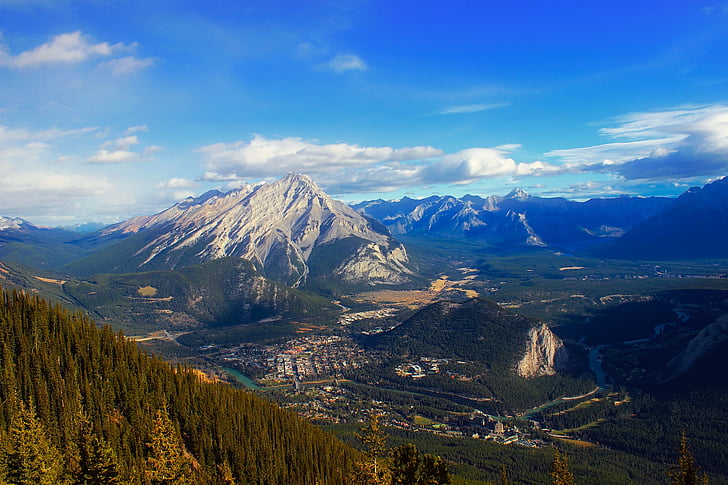 Banff, Canadá, Alberta, montanhas, céu, nuvens, floresta