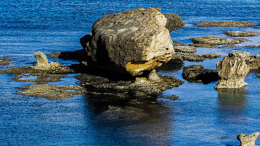 рок, море, скалист бряг, геология, скални образувания, природата, град Капарис, област