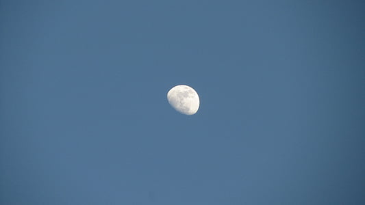 Lune, ciel bleu, en journée