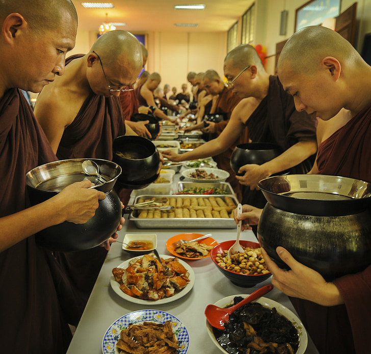 Theravada Buddhismus, Mönche, die Mittagessen, Mönche und Almosen essen, Buddhismus, buddhistische, Bhikkhu, Mönch