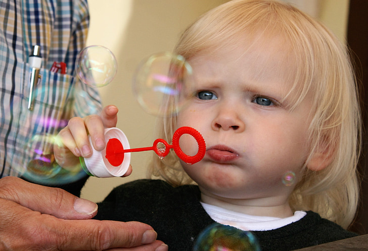 vaikas, muilo burbulai, įdomus, veido, juokingas, mergaitė, padaryti muilo burbulai