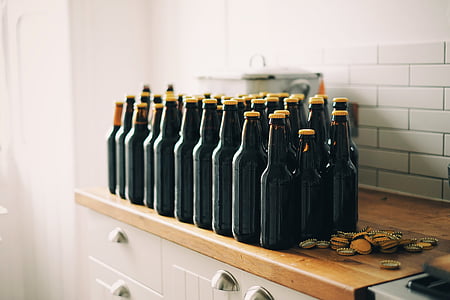 ボトル キャップ, ビール瓶, ビール, 飲料, ボトル, 棚, テーブル