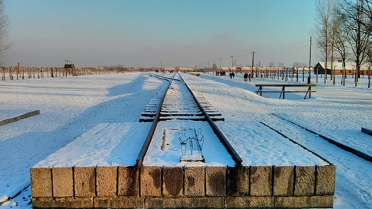 Auschwitz, Poljska, slijepe ulice, logor, snijeg, hladno, vlak