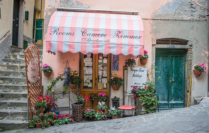 Itálie, Cinque terre, úložiště front, markýza, květiny, obchod, budova