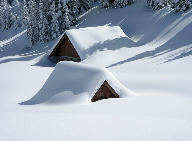dwa, brązowy, drewniane, Domy, pokryte, śnieg, dzień