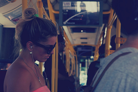 noia, dona, autobús, transport, persones, ulleres de sol, earbuds