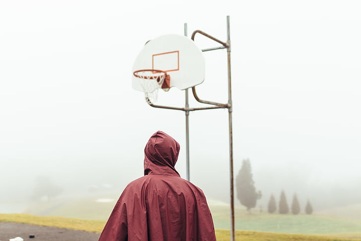 persona, rosso, giacca, in piedi, vicino a, basket, all'aperto