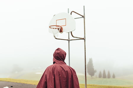oseba, rdeča, jakna, stalni, v bližini:, košarka, zunanji