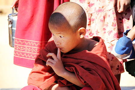 Budda, małej buddyjskiej, Buddyjski, dziecko, chłopiec, łysa głowa, zadumany