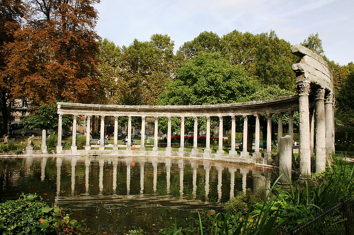 Kolonada, stulpeliai, ežeras, Parc monceau, Paryžius