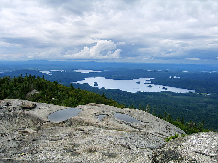 kaufmännisches und-Zeichen Berggipfel, Adirondacks, Lookout Mountain, Wolken, blaue See, Bergsee, Natur