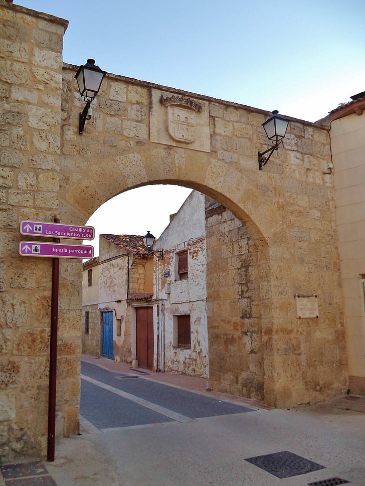 Valdepero Fuentes, Palencia, mittelalterliche Bogen, Tür, Wall, im Mittelalter, Dorf
