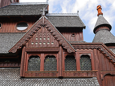 ウルネスの木造教会, 屋根の風景, クローズ アップ, ドーマー, ウィンドウ, 鉛からす, 材木の構造