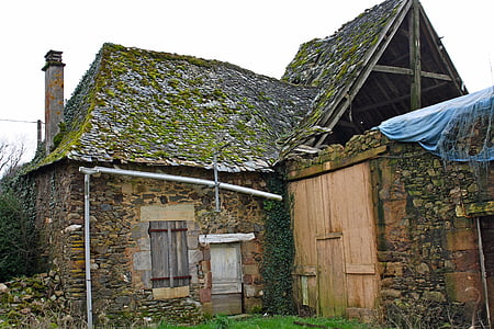 opuštěná budova, opuštěné stodoly, střechy kotelny, starobylé stodoly, zanedbání