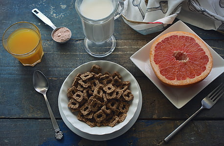 cereal, fiber, breakfast, grapefruit, juice, milk, table