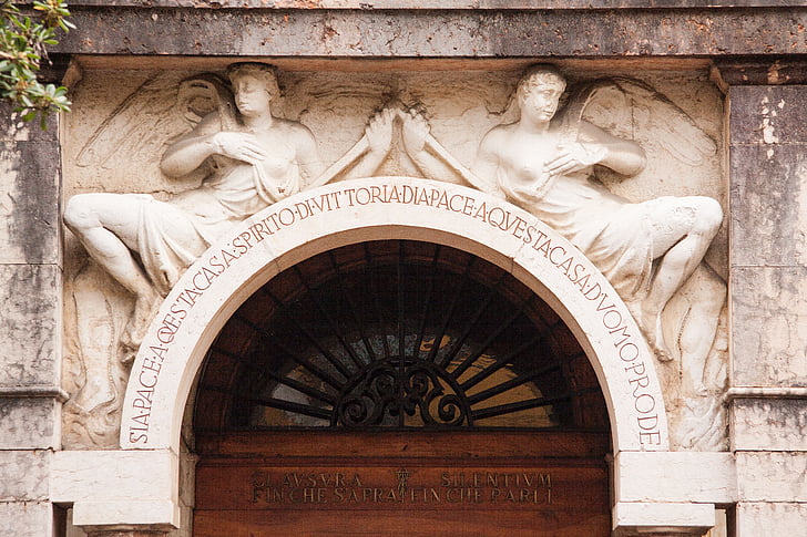 entrada, puerta, alivio de la, antigua villa, residencia, italiani de Vittoriale, Museo