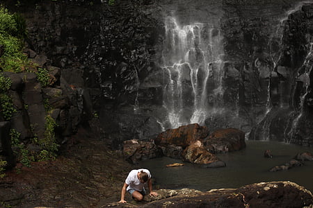 снимка, лице, близо до, вода, водопад, на колене, хора