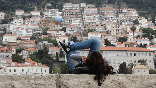 jeune fille, adolescent, paresseux, se détendre, jeune, chaussures de sport, Dubrovnik