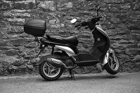 scooter, deux roues, transport, urbain, véhicule, moto, noir et blanc