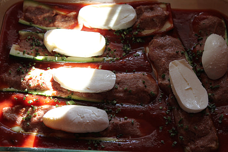 tomatensaus, courgette, mozzarella, courgette boten, gevuld, gehakt vlees