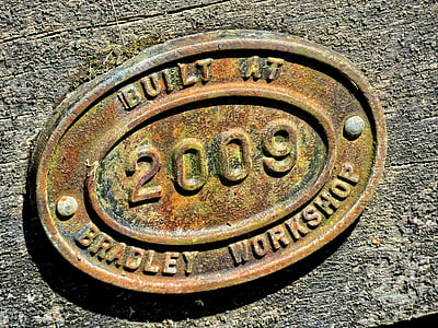 placa de inglés, el antiguo logotipo, designación de la, moho, metal
