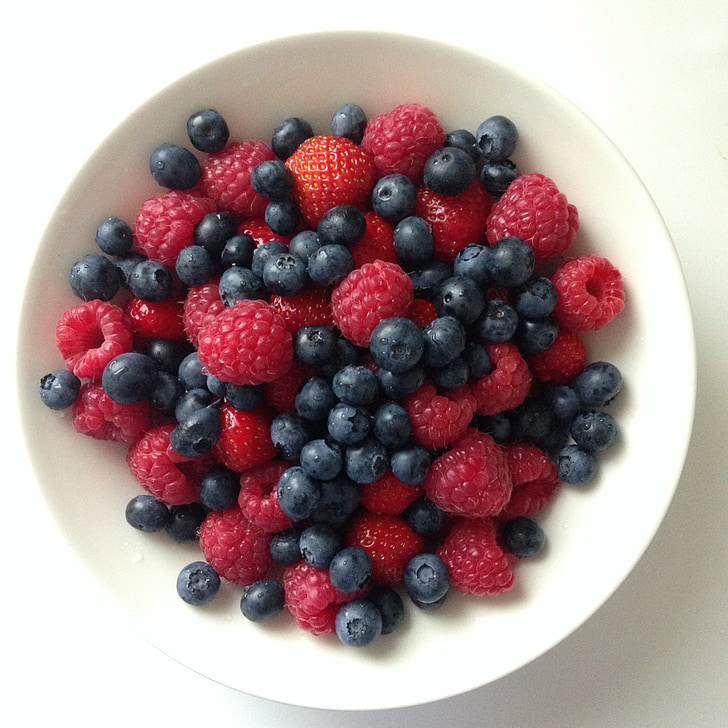 petits fruits, bleuets, fraise, framboise, en bonne santé