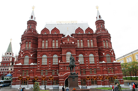 állami történelmi Múzeum, vörös tégla, Windows, ezüst tető, szobor, Marshall Zsukov, Moszkva