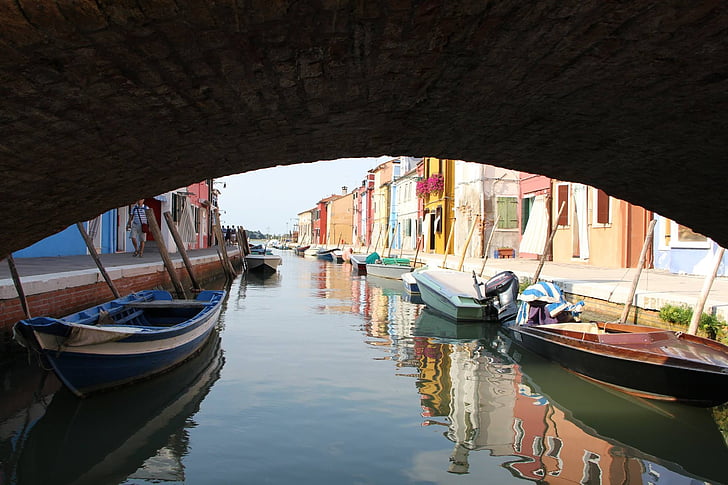 Olaszország, Burano, sziget, Velence, színes házak, csatorna, színek