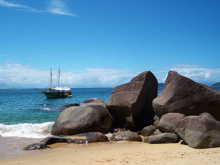 barca, plajă, Mar, pietre, cer albastru, Paraty, Brazilia